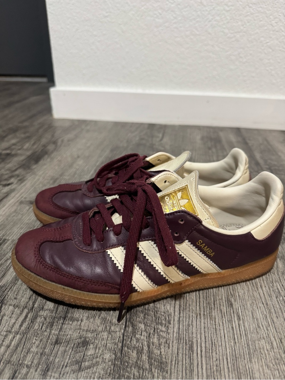 Adidas Samba women’s Sneakers in Burgundy/Off-White